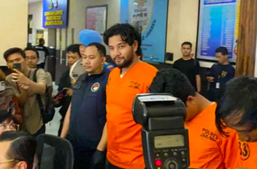 Pesinetron Ammar Zoni resmi ditetapkan sebagai tersangka kasus penyalahgunaan narkoba di Polres Metro Jakarta Selatan, Jumat (10/3/2023) malam WIB. 