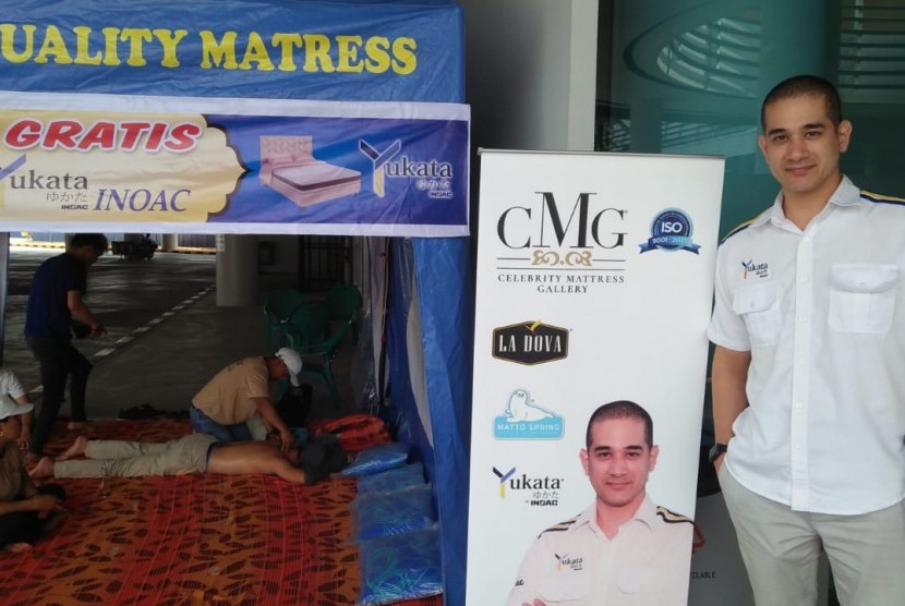 Pesinetron dan model Okan Cornelius Tjeuw membuka layanan pijat gratis untuk pemudik yang akan menyebrang ke Sumatera melalui Pelabuhan Merak, Dermaga VI Eksekutif, Kota Cilegon, Banten.