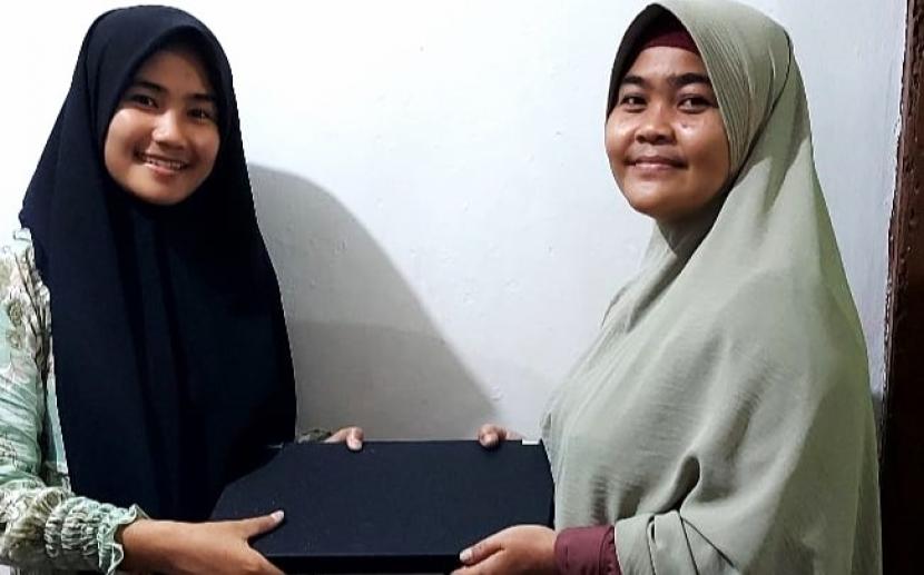 Pesmadai memberikan bantuan laptop kepada Bilqis Sabina Nurul Latifah, mahasiswi Universitas Terbuka yang berdomisili di Kampung Lebak Siuh, Sukabumi, Jawa Barat, Kamis  (5/1/2023).