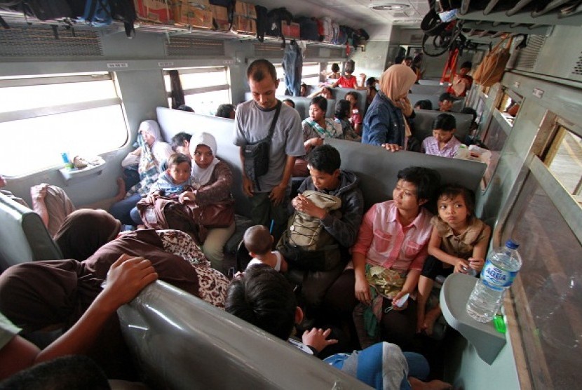 Pessangers occupy seats an economy couch of a train in Lempuyangan station in Yogyakarta. (illustration) 