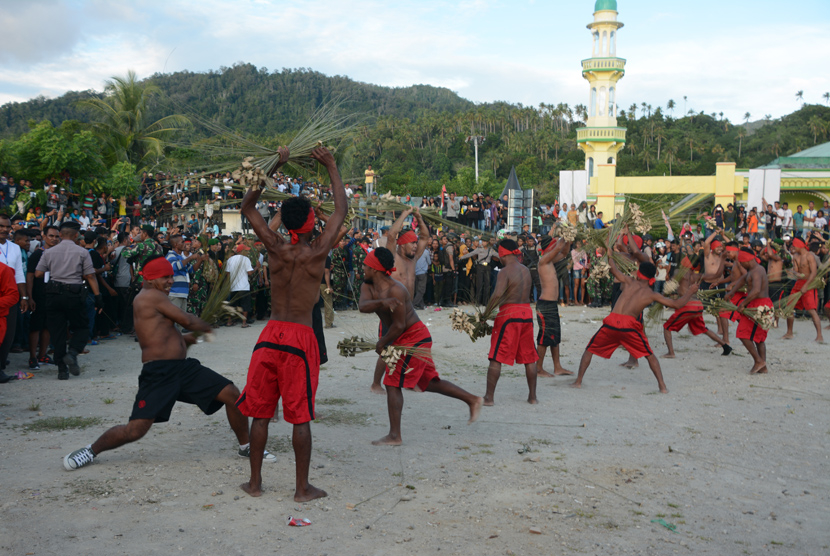 Pesta budaya atraksi pukul sapu lidi Negeri Hausihu Morella, Maluku.