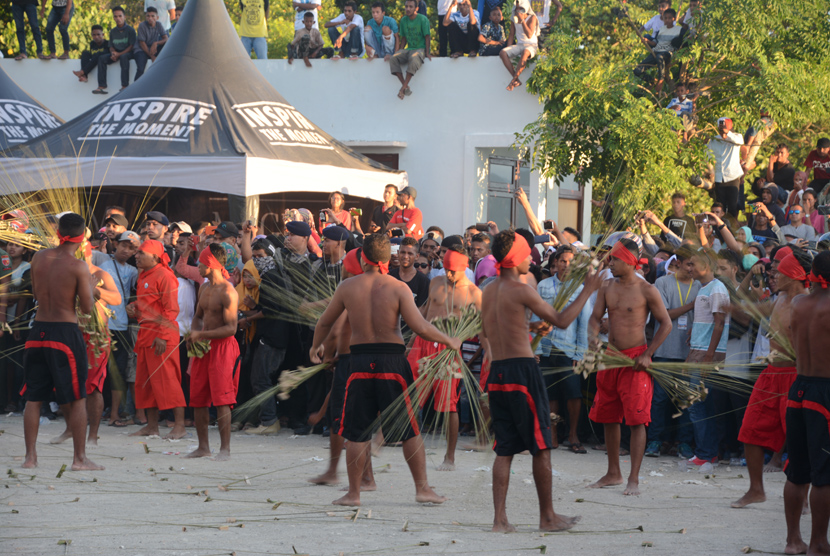 Pesta budaya atraksi pukul sapu lidi Negeri Hausihu Morella, Maluku.