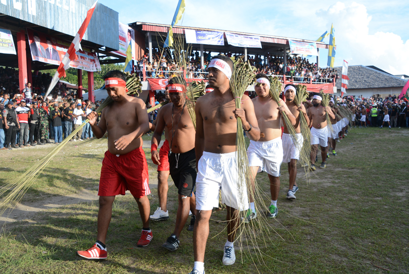 Pesta budaya atraksi pukul sapu lidi Negeri Hausihu Morella, Maluku.