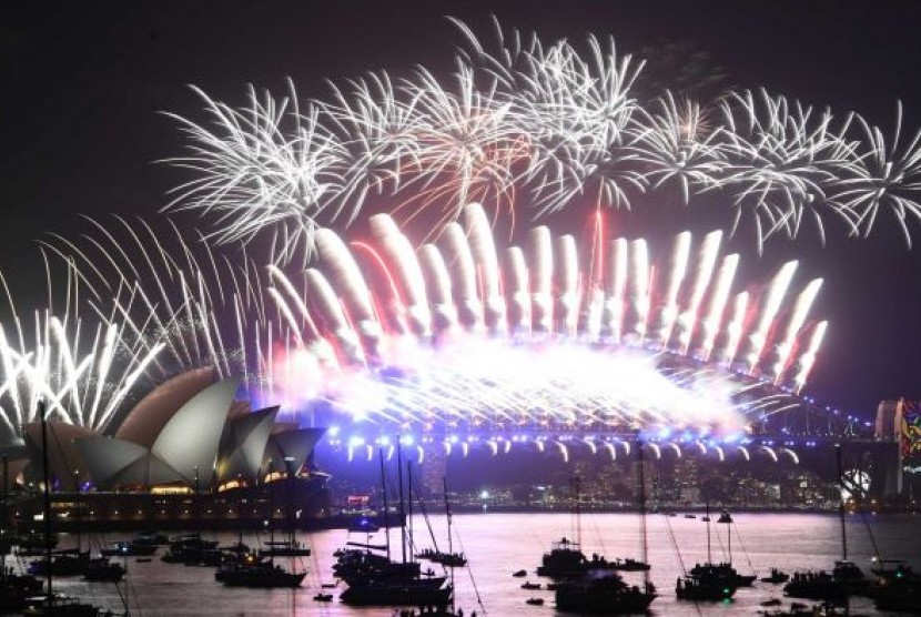 Pesta kembang api di Australia terbesar digelar di pelabuhan kota Sydney.