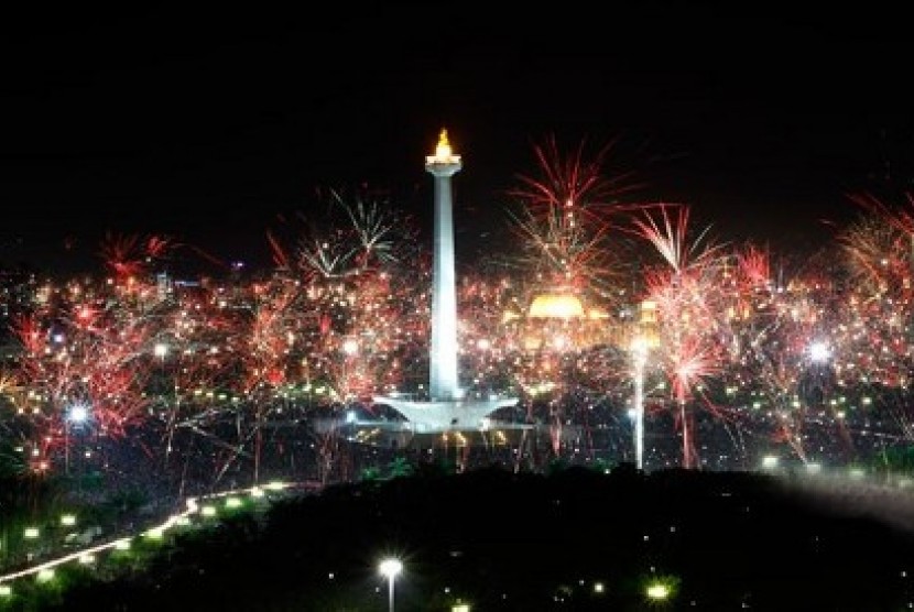Pesta kembang api di kawasan Monas, Jakarta, menyambut tahun baru