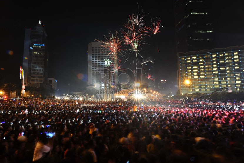  Pesta kembang api Jakarta Night Festival di Bundaran HI, Jakarta, Rabu (1/1) dini hari.  (Republika/Tahta Aidilla)