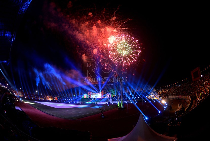  Pesta kembang api memeriahkan acara penutupan Islamic Solidarity Games (ISG) III di Stadion Gelora Sriwijaya, Jakabaring, Palembang, Sumsel, pada 2013. ISG 2017 akan digelar di Baku, Azerbaijan.