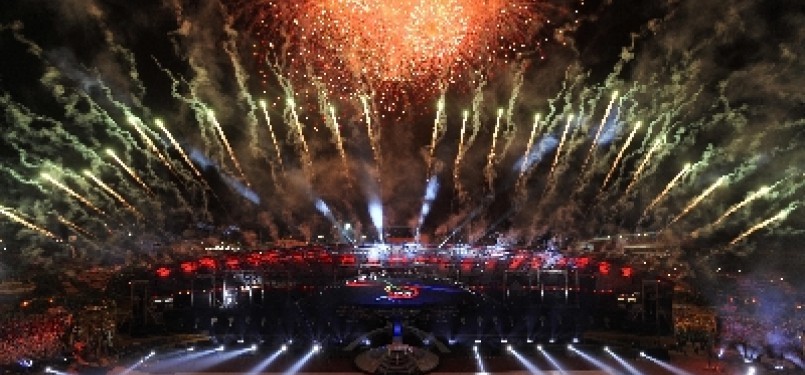 Pesta kembang api mewarnai pembukaan SEA Games XXVI di Stadion Jakabaring, Palembang, Sumatera Selatan, Jumat (11/11). 