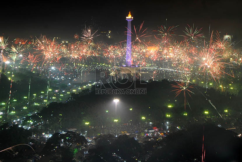 Pesta kembang api mewarnai perayaan pergantian tahun baru 2013 ke 2014 di kawasan Silang Monas, Jakarta, Rabu (1/1) dini hari.  (Republika/Aditya Pradana Putra)