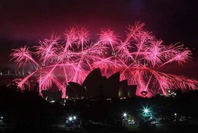 Pesta kembang api mewarnai pergantian tahun di Australia 