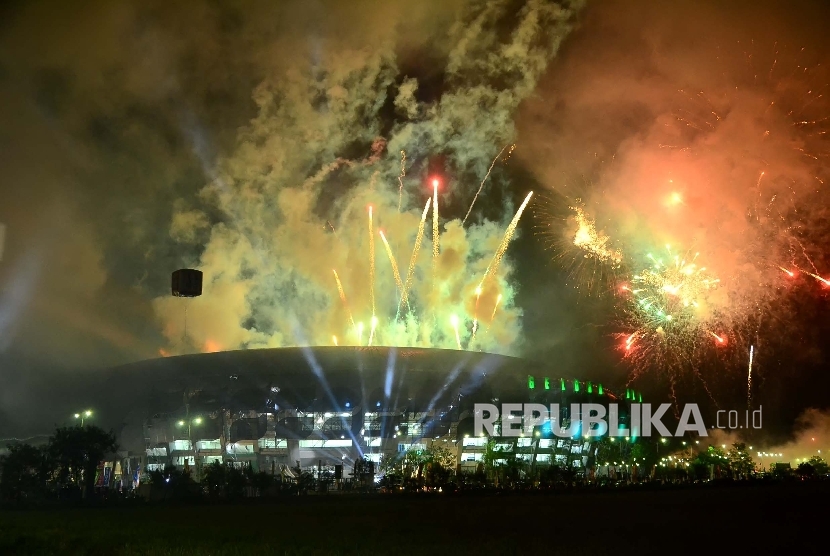 Pesta kembang api pada penutupan PON XIX 2016 di Stadion Gelora Bandung Lautan Api (GBLA), Kota Bandung, Kamis (29/9).