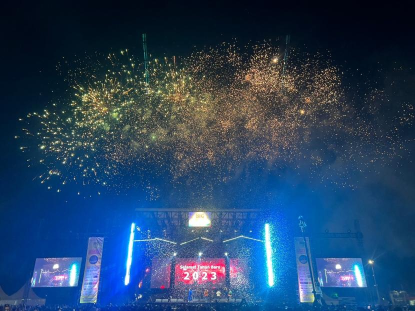 Pesta kembang api pergantian tahun baru di penutupan Big Bang Festival 2022.