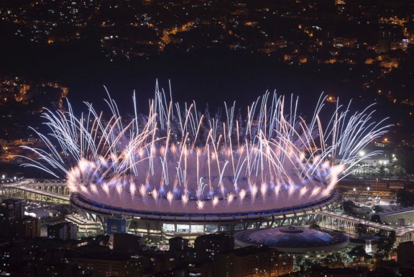 Pesta kembang api saat acara pembukaan Olimpiade 2016 di Rio de Janeiro, Brasil pada Jumat (5/8) waktu setempat.