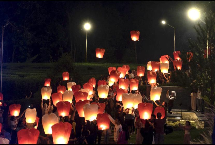 Pesta lampion dan kembang api di De Mangol View Yogyakarta pada malam pergantian tahun, Ahad (31/12/2023).