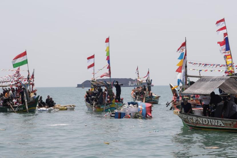 Pesta laut Nadran di Pasar Ikan Selo Pengantin, Desa Citemu, Kecamatan Mundu, Kabupaten Cirebon, Jabar. 