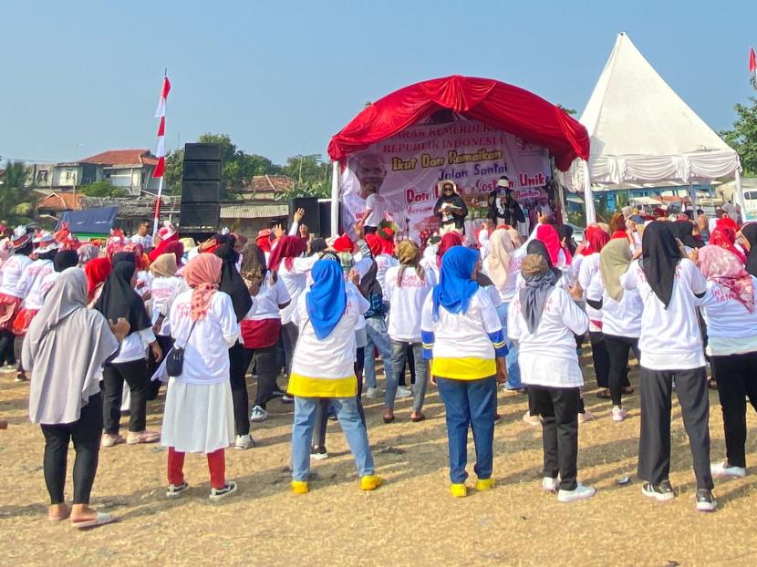 Pesta rakyat jadiyang diisi jalan santai menyemarakkan HUT RI di Kampung Bojong, Desa Pasauran, Kecamatan Cinangka, Kabupaten Serang, Banten.  