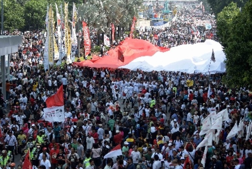 People gather in Central of Jakarta to celebrate the inauguration of Presiden Joko Widodo and VP Jusuf Kalla on Monday, Oct 20, 2014.