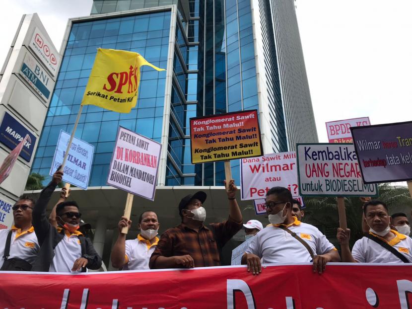Petani anggota SPKS berunjuk rasa di depan kantor Komisi Pengawas Persaingan Usaha (KPPU) Jakarta, Selasa (15/11/2022).