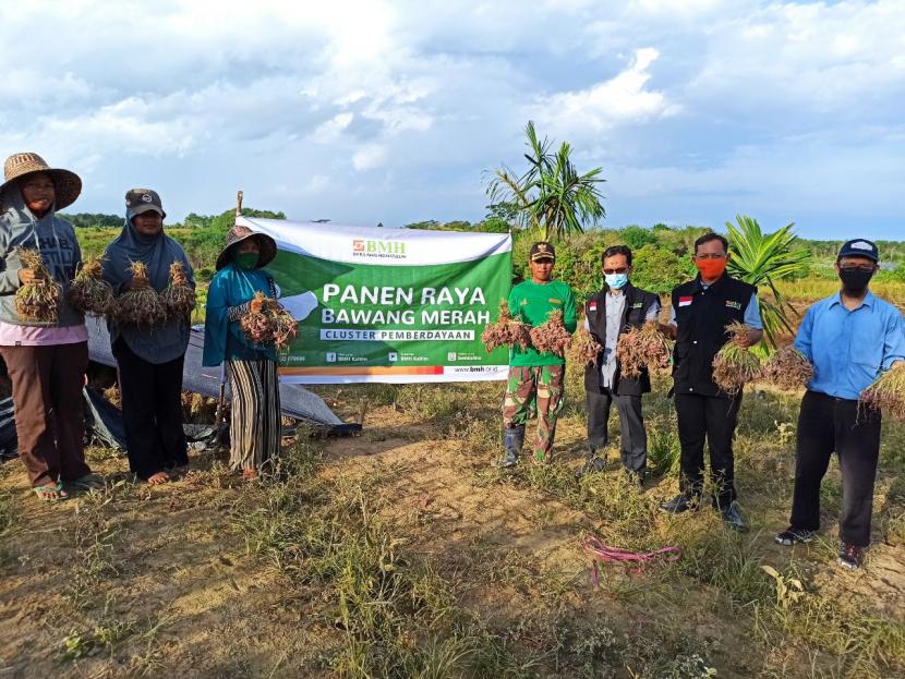 Petani binaan BMH di Kelurahan Teritip, Balikpapan, panen perdana bawang merah.