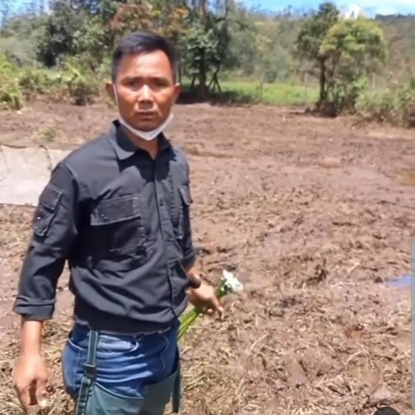 Petani di Rancaupas, Kabupaten Bandung, Supriatna geram karena tanaman langka di daerah itu rusak karena acara motor trail.