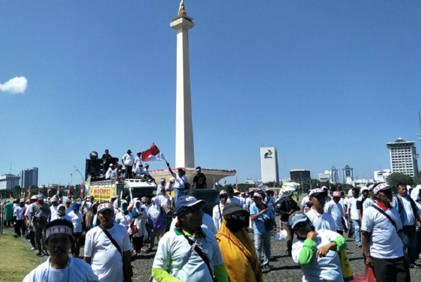 Petani gula dari seluruh Indonesia menggelar unjuk rasa di depan Istana Merdeka.