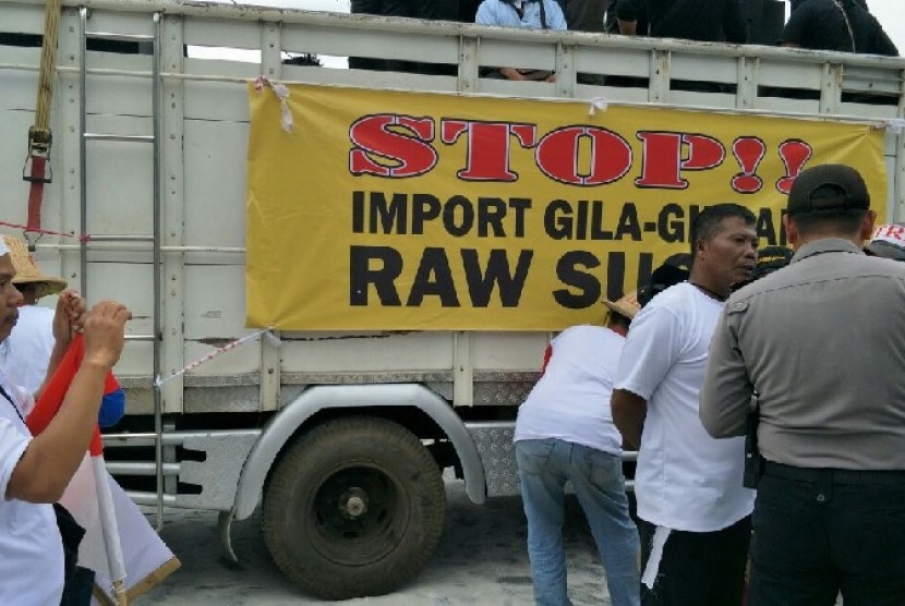 Petani gula melakukan unjuk rasa di depan Istana Merdeka, Jakarta, Senin (28/8).