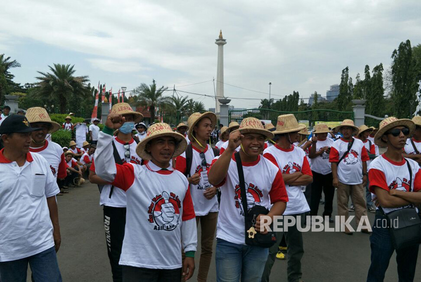 Petani gula melakukan unjuk rasa di depan Istana Merdeka, Jakarta, Senin (28/8). 