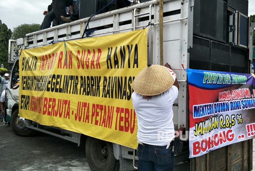 Sugarcane farmers staged a rally in front of Merdeka Palace, Jakarta, Monday (August 28). 