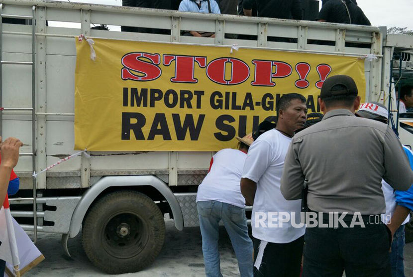Petani gula melakukan unjuk rasa di depan Istana Merdeka, Jakarta pada 28 Agustus 2017.. 