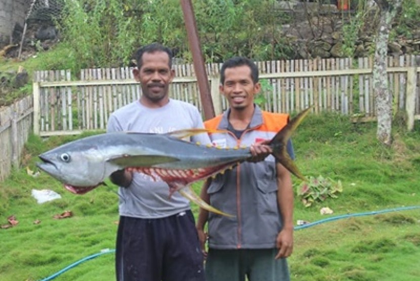Petani ikan tuna di Desa Dedeta, Halmahera bersama Relawan Rumah Zakat.