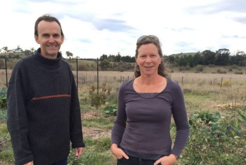  Petani Jane Pickard dan direktur pemakaman Kevin Hartley di lokasi lahan milik Jane di dekat Kota Armidale, NSW. 