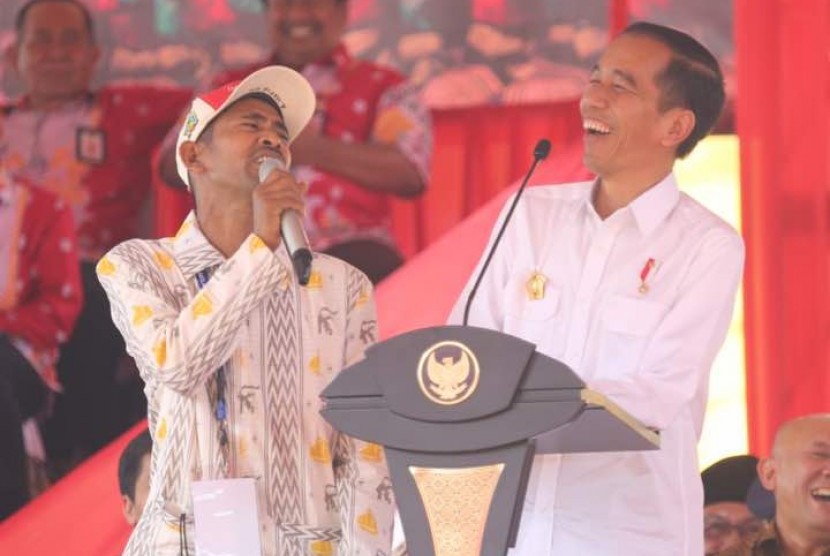 Petani Kakao asal Kabupaten Bantaeng, Abdul Hafid bersama Presiden Joko Widodo di Banda Aceh, Aceh, Sabtu (6/5).