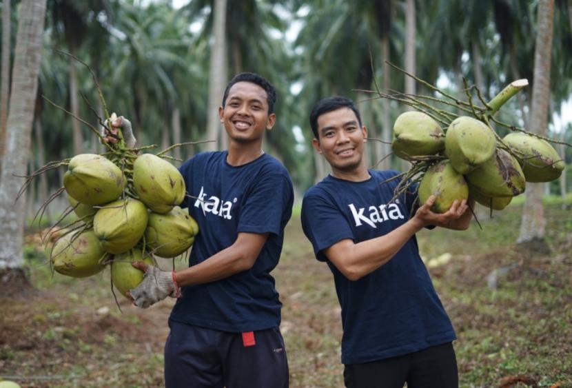 Petani kelapa, salah satu relasi yang dijaga Sambu Group. 