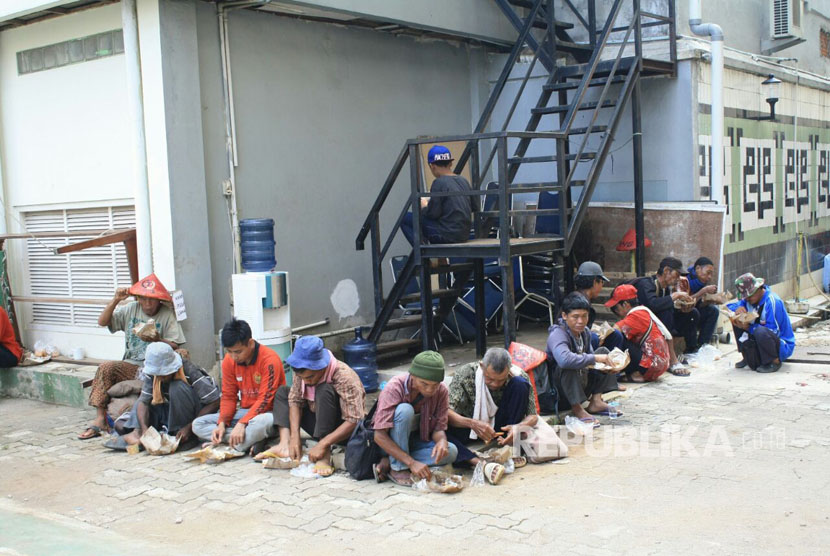 Petani Kendeng dan Karawang sedang menikmati makanan di Gedung Dakwah Muhammadiyah. Jum'at (17/3).