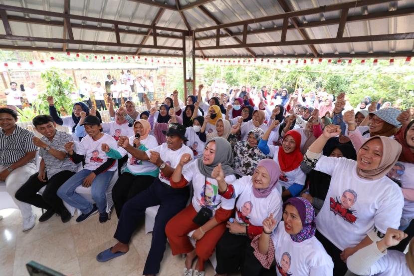 Petani kota di Kembangan, Jakarta Barat melakukan video call dengan Ganjar Pranowo, momen ini terjadi dalam kegiatan launching Agro Eduwisata yang digelar oleh Poktan GSG 07 dan Relawan Orang Muda Ganjar (OMG).