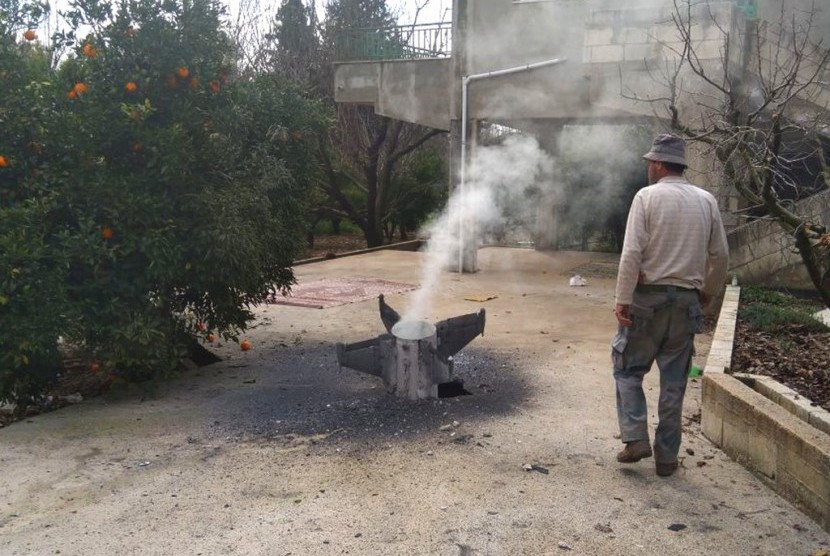 Petani Lebanon melihat rudal yang menurut kantor berita Lebanon adalah bagian dari rudal pertahanan udara Suriah yang menargetkan pesawat tempur Israel di Hasbani, Lebanon, 10 Februari 2018.