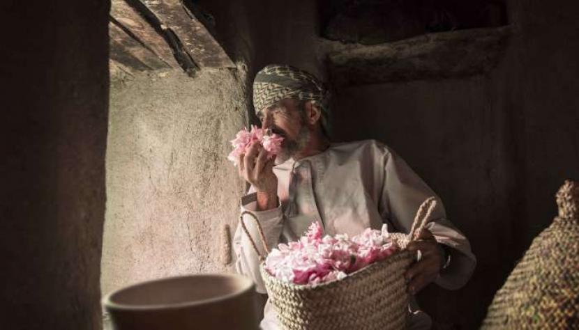 Petani mawar di Oman