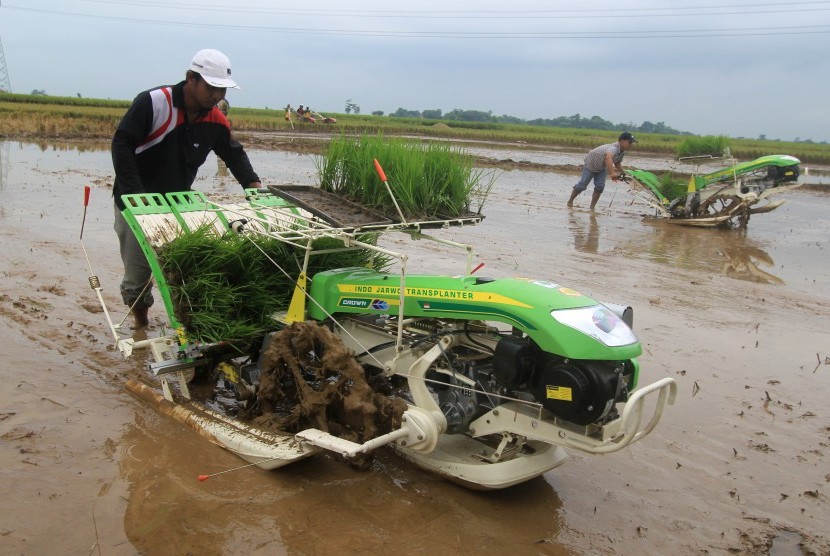 Petani melakukan uji coba mesin penanam padi (transplanter) di areal persawahan Desa Cikedung, Indramayu, Jawa Barat, Rabu (30/3).