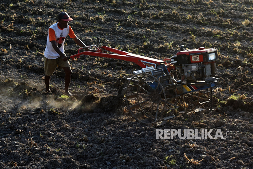 Petani membajak sawahnya yang mengalami kekeringan di Persawahan Samata Gowa, Sulawesi Selatan, Selasa (12/9). 