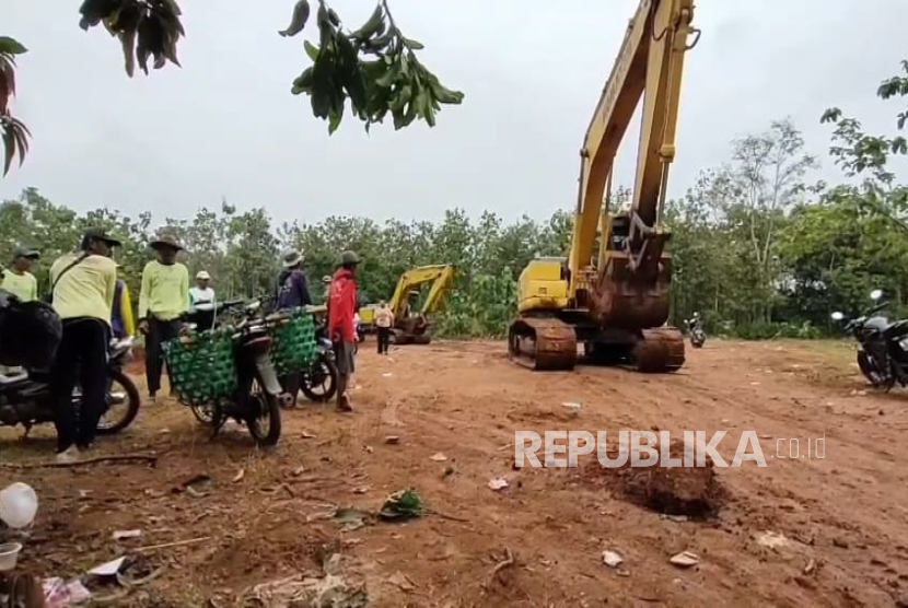 Petani membubarkan aktivitas penambangan tanah merah yang menggunakan alat berat di Desa Jatisura, Kecamatan Cikedung, Kabupaten Indramayu, Kamis (19/6/2025). Mereka geram karena aktivitas itu menyebabkan jalan menjadi rusak dan senderan menjadi roboh. 