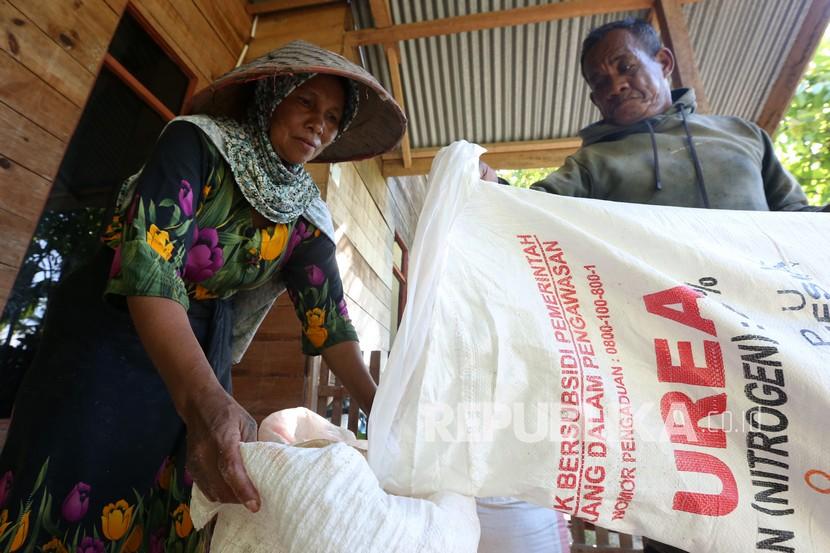 Petani mempersiapkan pupuk bersubsidi di area persawahan (ilustrasi). Petani di Kabupaten Jember, Jawa Timur, meminta tambahan pasokan pupuk urea dan NPK subsidi karena serapan kedua jenis pupuk tersebut tinggi. 