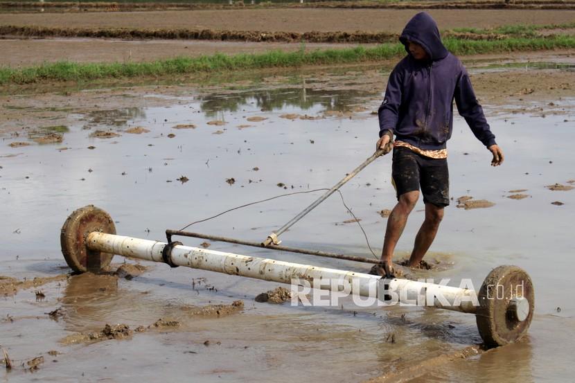 Memasuki pekan pertama April 2021, sebagian besar wilayah di Kabupaten Indramayu mulai memasuki musim kemarau. Para petani pun telah melakukan percepatan tanam untuk menghindari ancaman kekeringan di musim tanam gadu 2021.