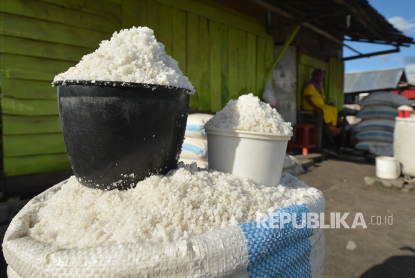 Petani menjajakan garam di Penggaraman Talise, Palu, Sulawesi Tengah, Kamis (27/7). 