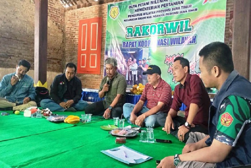 Petani milenial dan wirausahawan muda pertanian Jawa Timur (Jatim) terus bergerak melakukan penguatan kelembagaan korporasi petani, melalui konsolidasi dan finalisasi struktur organisasi Badan Usaha Milik Petani (BUMP) di Blitar.