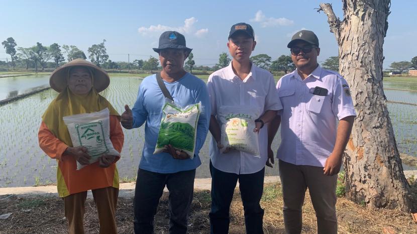 Petani perempuan Giyarti (kiri), Ketua Gabungan Kelompok Tani Desa Bulurejo Klaten Agus Sriyono (kedua dari kiri), dan Forum Relawan Irigasi bekerja mendukung pertanian ramah lingkungan di Desa Sudimoro melalui budidaya padi sehat dan hortikultura serta meningkatkan pengelolaan irigasi.