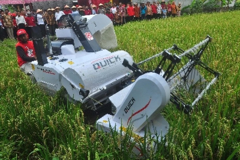 Petani sedang memanen padi di Desa Keyongan, Nogosari, Boyolali, Jawa Tengah, Jumat (27/2).