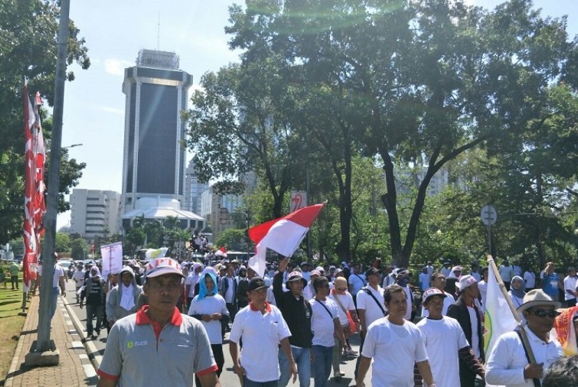 Petani tebu dari seluruh Indonesia menggelar demo di depan Istana Merdeka, Jakarta.