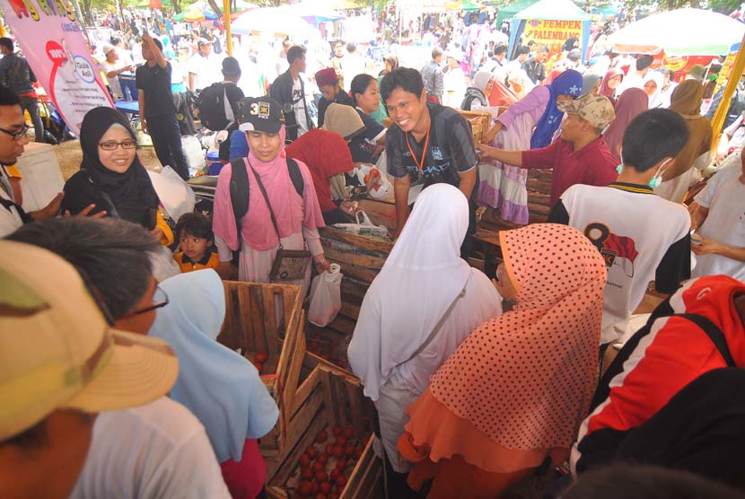 Petani tomat menjual hasil panen tomatnya dalam Kegiatan Rakyat Partai Keadilan Sejahtera (PKS) di Buperta, Cibubur, Sabtu (13/9).