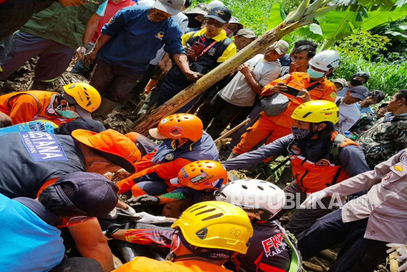 Petani yang Dilaporkan Hilang Saat Banjir dan Longsor di Desa Cikahuripan, Kecamatan Lembang, Kabupaten Bandung Barat Ditemukan pada Selasa (27/5).