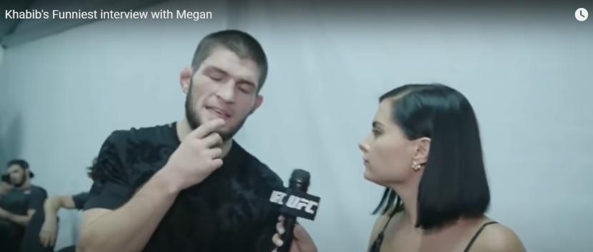 Petarung MMA, Khabib Nurmagomedov, diwawancarai jurnalis UFC, Megan Olivi, usai mengalahkan Dustin Poirier di UFC 242.
